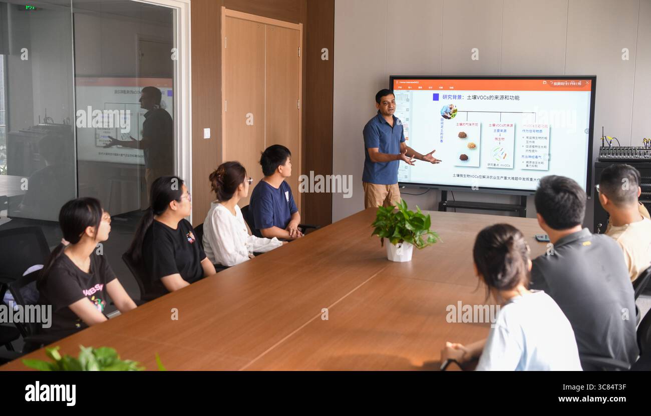 (250803) -- SANYA, 3. August 2025 (Xinhua) -- Waseem Raza teilt seine Forschungsergebnisse mit seinen Kollegen und Studenten in Sanya, südchinesischer Provinz Hainan, 29. Juli 2025. Waseem Raza, ein 45-jähriger Pakistaner, arbeitet als Associate Researcher an der Chinesischen Akademie für tropische Agrarwissenschaften (CATAS). Er promovierte an der Landwirtschaftsuniversität Nanjing und trat der Universität bis 2024 als Fakultätsmitglied bei. In diesem Jahr wird er vom CATAS Sanya Research Institute über ein hochrangiges Talentprogramm rekrutiert und beginnt eine neue Karriere. Waseem forscht über Bodenökologie, Boden m Stockfoto