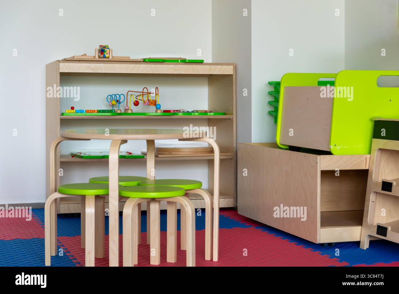 Moderne Montessori-Klasseneinrichtung mit Holzmöbeln und Lernspielzeug Stockfoto