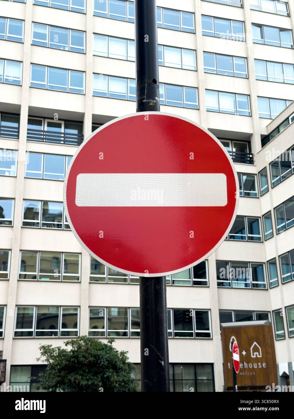 August 2025 kein Einreisewarnschild für Fahrer und Fahrer von Fahrzeugen, Fahrrädern und Motorrädern auf einer Straße in Central London, Großbritannien Stockfoto