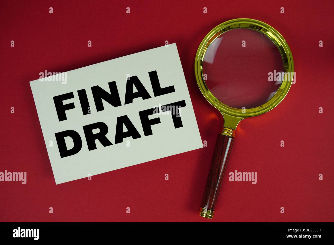 Endgültiger Entwurf auf Papier mit Lupe geschrieben Stockfoto