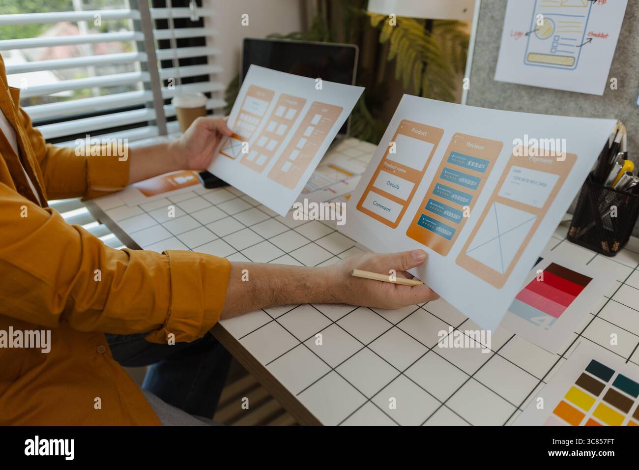 Ein Webentwickler entwickelt als User Experience and User Interface Officer wunderschöne und benutzerfreundliche digitale Produkte, die positive Emotionen erzeugen Stockfoto