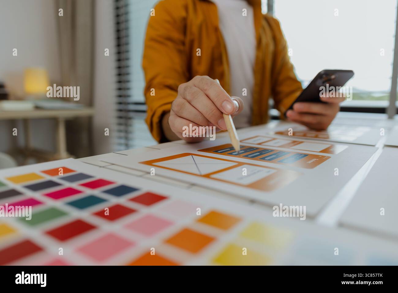 Ein Webentwickler entwickelt als User Experience and User Interface Officer wunderschöne und benutzerfreundliche digitale Produkte, die positive Emotionen erzeugen Stockfoto