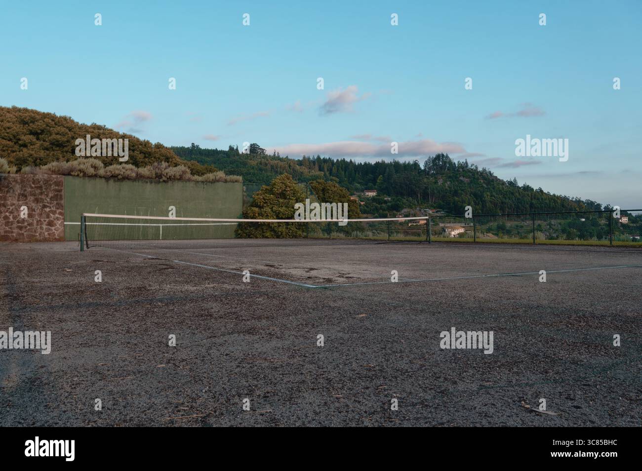 Verwitterter Tennisplatz auf dem Anwesen Pac de Calheiros, der sich auf den grünen Hügeln Nordportugal befindet Stockfoto