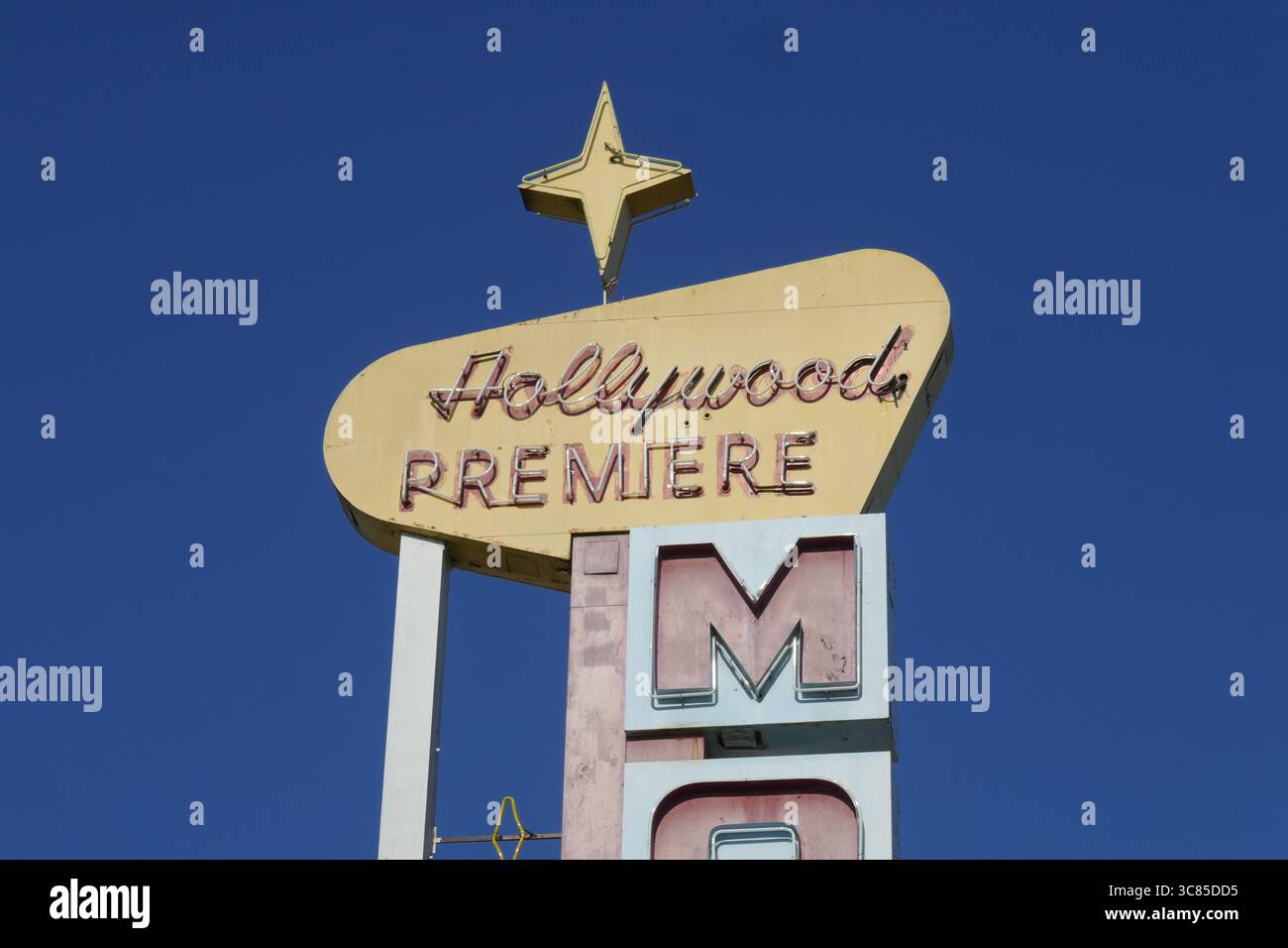Los Angeles, Kalifornien, USA 2. August 2025 das 1960 erbaute Hollywood Premiere Motel wurde zum ersten Motel in LA ernannt, das am 2. August 2025 in Los Angeles, Kalifornien, USA auf der Historic Cultural Monument List am 5333 Hollywood Blvd stand. Zu den Dreharbeiten im Motel gehören Twin Peaks TV Series, Self Reliance, Once Upon a Time in Venice, Sunset Strip, Justin Timberlake CanÕt Stop the Feeling Music Video, Hunter, NCIS Los Angeles TV-Serien, The Rookie und Fargo TV-Serien. Foto: Barry King/Alamy Stock Photo Stockfoto