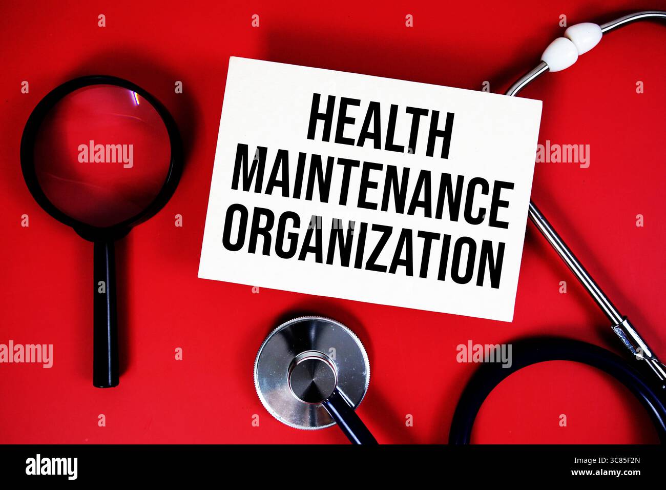 Text der Gesundheitsorganisation auf Papierkarte mit Stethoskop auf rotem Hintergrund geschrieben Stockfoto