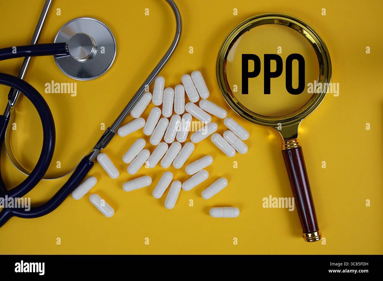 PPO-Text (Preferred Provider Organization) mit Vergrößerungsglas und Stethoskop auf gelbem Hintergrund Stockfoto