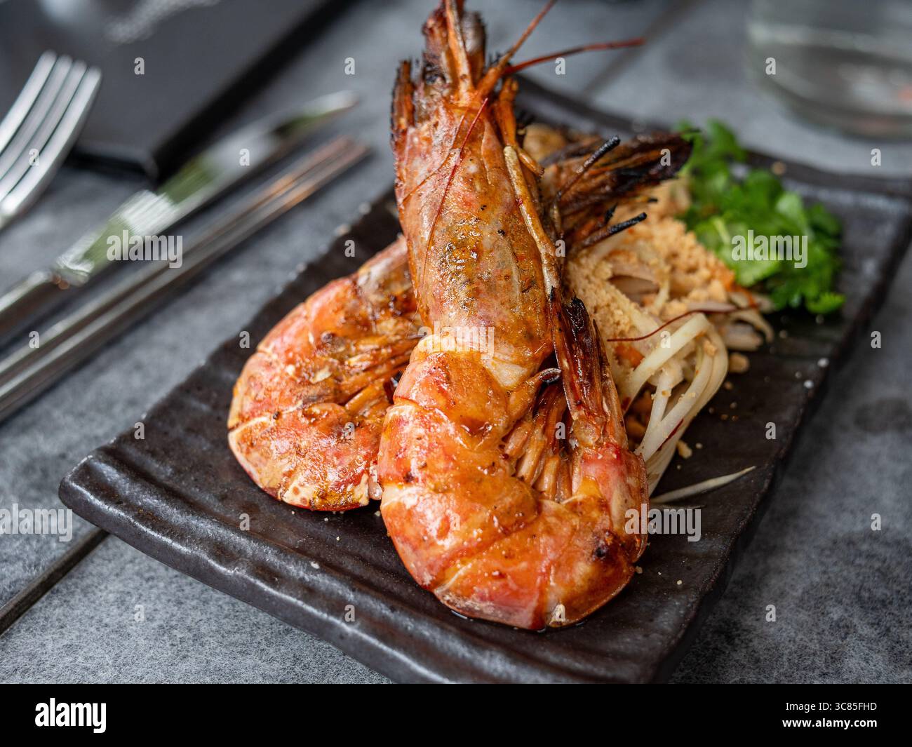 Gegrillte Garnelen werden als Vorspeise in einem Restaurant als Vorspeise serviert Stockfoto