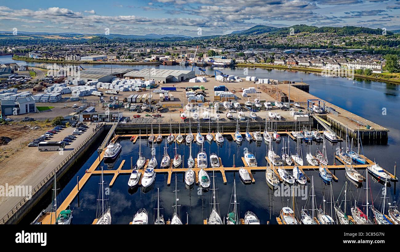 Inverness Marina Scotland, die vertäuten Yachten, der Holzplatz und der Fluss Ness Stockfoto
