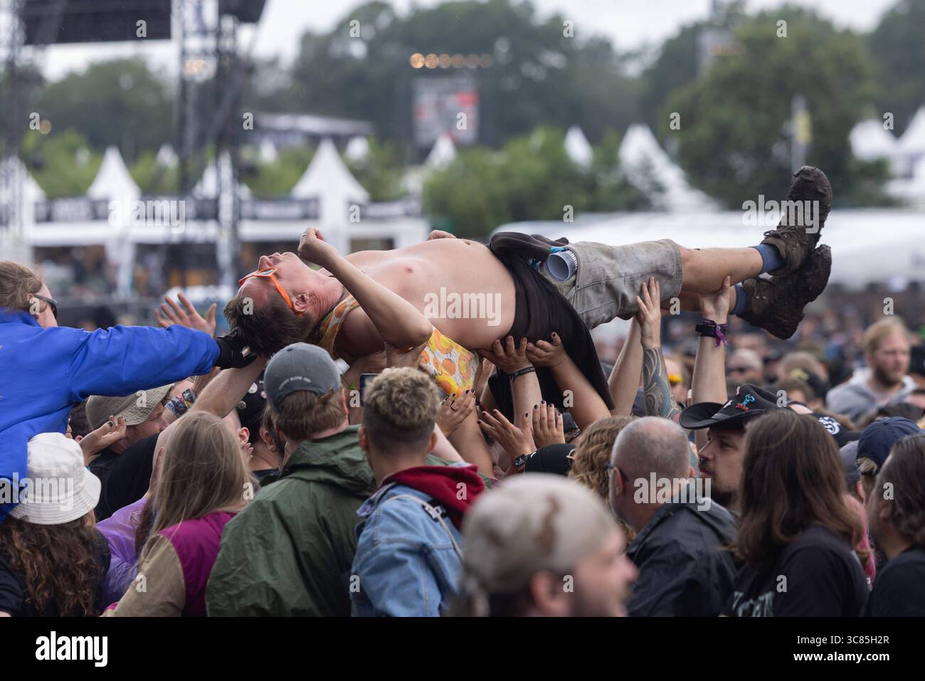 Letzter Tag des Wacken Open Air wenige Stunden Sonne für Fans die Regen durchhalten haben nur wenige Stunden Sonne war den Fans aus aller Welt am letzten Tag des Wacken Open Air 2025 vergönnt. Dann setze wieder der Regen ein und sollte die gesamte Nacht bleiben. Die Abreise war dadurch noch beschwerlicher. All dies störte die Fans auf dem Platz wenig. Wacken Wacken Open Air Schleswig-Holstein Deutschland  5DL0478 *** letzter Tag des Wacken Open Air wenige Sonnenstunden für Fans, die den Regen ertragen haben, wurden den Fans aus aller Welt am letzten Tag des Wack nur wenige Sonnenstunden gewährt Stockfoto