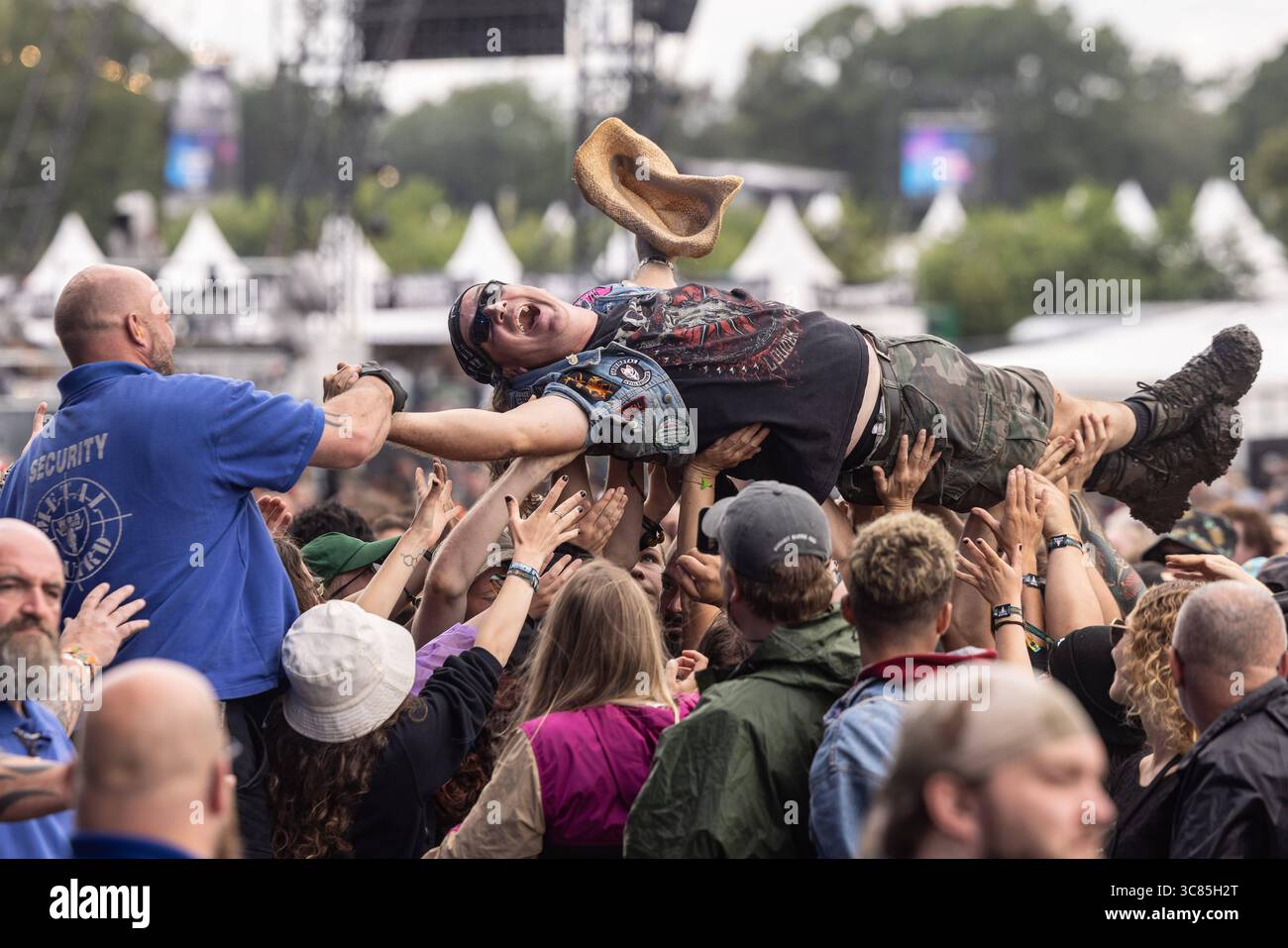 Letzter Tag des Wacken Open Air wenige Stunden Sonne für Fans die Regen durchhalten haben nur wenige Stunden Sonne war den Fans aus aller Welt am letzten Tag des Wacken Open Air 2025 vergönnt. Dann setze wieder der Regen ein und sollte die gesamte Nacht bleiben. Die Abreise war dadurch noch beschwerlicher. All dies störte die Fans auf dem Platz wenig. Wacken Wacken Open Air Schleswig-Holstein Deutschland  5DL0462 *** letzter Tag des Wacken Open Air wenige Sonnenstunden für Fans, die den Regen ertragen haben, wurden den Fans aus aller Welt am letzten Tag des Wack nur wenige Sonnenstunden gewährt Stockfoto