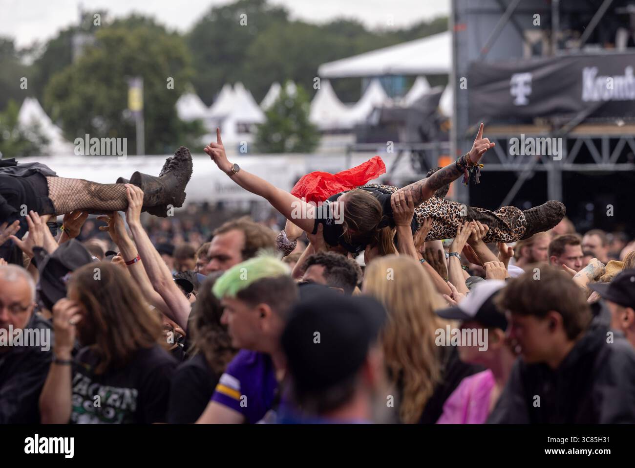 Letzter Tag des Wacken Open Air wenige Stunden Sonne für Fans die Regen durchhalten haben nur wenige Stunden Sonne war den Fans aus aller Welt am letzten Tag des Wacken Open Air 2025 vergönnt. Dann setze wieder der Regen ein und sollte die gesamte Nacht bleiben. Die Abreise war dadurch noch beschwerlicher. All dies störte die Fans auf dem Platz wenig. Wacken Wacken Open Air Schleswig-Holstein Deutschland  5DL0439 *** letzter Tag des Wacken Open Air wenige Sonnenstunden für Fans, die den Regen ertragen haben, wurden den Fans aus aller Welt am letzten Tag des Wack nur wenige Sonnenstunden gewährt Stockfoto