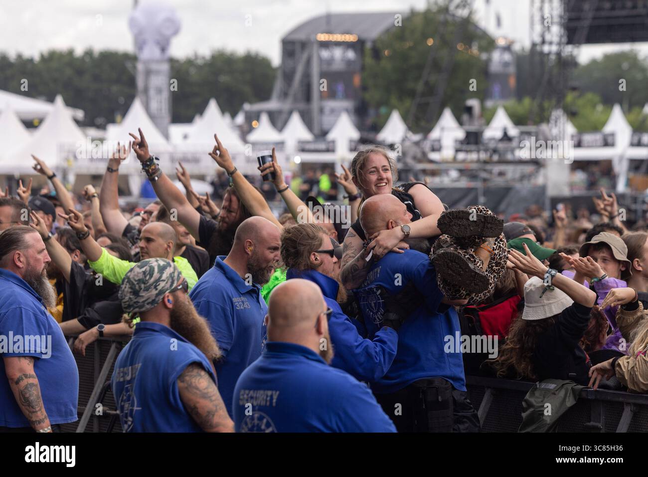 Letzter Tag des Wacken Open Air wenige Stunden Sonne für Fans die Regen durchhalten haben nur wenige Stunden Sonne war den Fans aus aller Welt am letzten Tag des Wacken Open Air 2025 vergönnt. Dann setze wieder der Regen ein und sollte die gesamte Nacht bleiben. Die Abreise war dadurch noch beschwerlicher. All dies störte die Fans auf dem Platz wenig. Wacken Wacken Open Air Schleswig-Holstein Deutschland  5DL0453 *** letzter Tag des Wacken Open Air wenige Sonnenstunden für Fans, die den Regen ertragen haben, wurden den Fans aus aller Welt am letzten Tag des Wack nur wenige Sonnenstunden gewährt Stockfoto