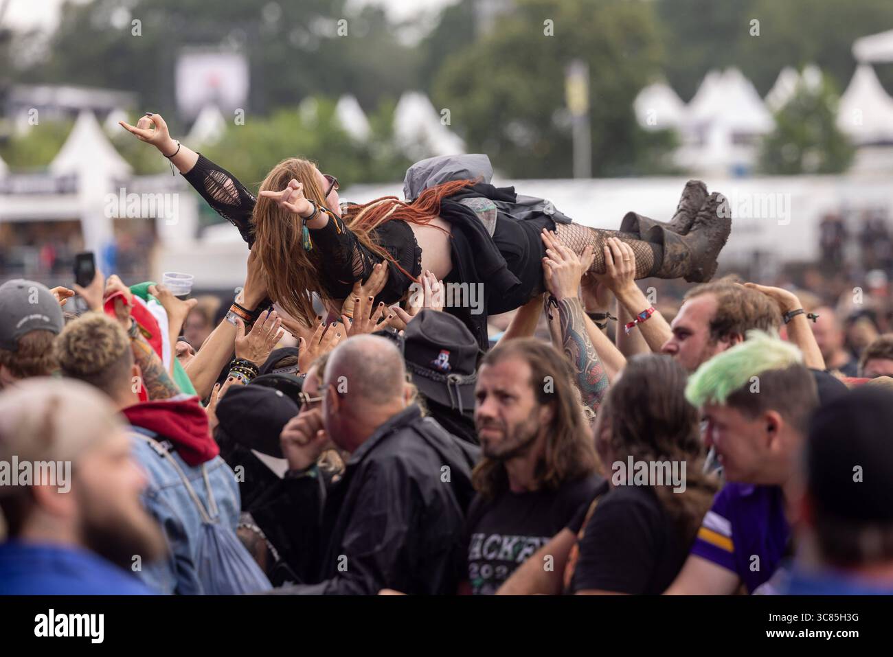Letzter Tag des Wacken Open Air wenige Stunden Sonne für Fans die Regen durchhalten haben nur wenige Stunden Sonne war den Fans aus aller Welt am letzten Tag des Wacken Open Air 2025 vergönnt. Dann setze wieder der Regen ein und sollte die gesamte Nacht bleiben. Die Abreise war dadurch noch beschwerlicher. All dies störte die Fans auf dem Platz wenig. Wacken Wacken Open Air Schleswig-Holstein Deutschland  5DL0437 *** letzter Tag des Wacken Open Air wenige Sonnenstunden für Fans, die den Regen ertragen haben, wurden den Fans aus aller Welt am letzten Tag des Wack nur wenige Sonnenstunden gewährt Stockfoto