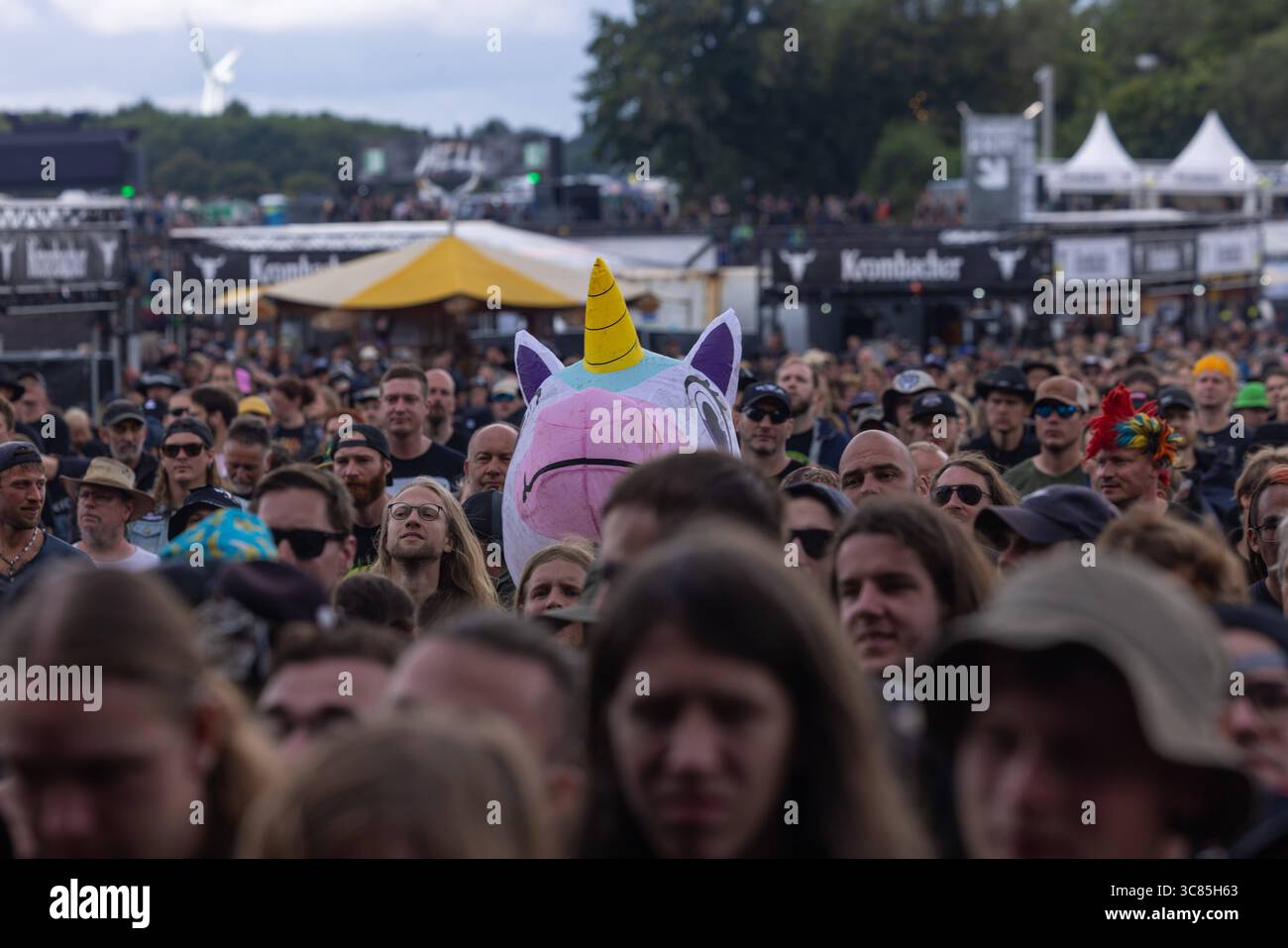 Letzter Tag des Wacken Open Air wenige Stunden Sonne für Fans die Regen durchhalten haben nur wenige Stunden Sonne war den Fans aus aller Welt am letzten Tag des Wacken Open Air 2025 vergönnt. Dann setze wieder der Regen ein und sollte die gesamte Nacht bleiben. Die Abreise war dadurch noch beschwerlicher. All dies störte die Fans auf dem Platz wenig. Wacken Wacken Open Air Schleswig-Holstein Deutschland  5DL0322 *** letzter Tag des Wacken Open Air wenige Sonnenstunden für Fans, die den Regen ertragen haben, wurden den Fans aus aller Welt am letzten Tag des Wack nur wenige Sonnenstunden gewährt Stockfoto