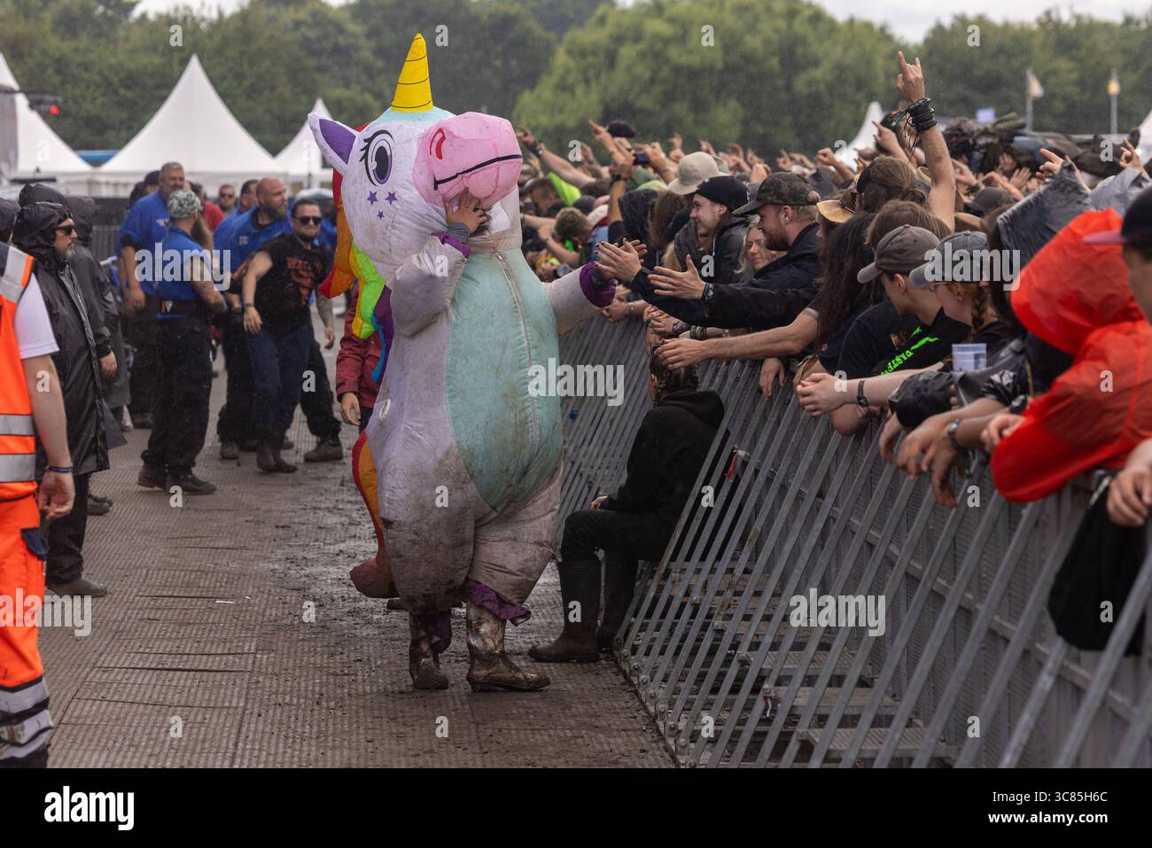 Letzter Tag des Wacken Open Air wenige Stunden Sonne für Fans die Regen durchhalten haben nur wenige Stunden Sonne war den Fans aus aller Welt am letzten Tag des Wacken Open Air 2025 vergönnt. Dann setze wieder der Regen ein und sollte die gesamte Nacht bleiben. Die Abreise war dadurch noch beschwerlicher. All dies störte die Fans auf dem Platz wenig. Wacken Wacken Open Air Schleswig-Holstein Deutschland  5DL0523 *** letzter Tag des Wacken Open Air wenige Sonnenstunden für Fans, die den Regen ertragen haben, wurden den Fans aus aller Welt am letzten Tag nur wenige Sonnenstunden gewährt Stockfoto