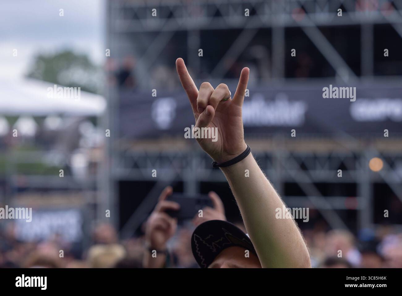 Letzter Tag des Wacken Open Air wenige Stunden Sonne für Fans die Regen durchhalten haben nur wenige Stunden Sonne war den Fans aus aller Welt am letzten Tag des Wacken Open Air 2025 vergönnt. Dann setze wieder der Regen ein und sollte die gesamte Nacht bleiben. Die Abreise war dadurch noch beschwerlicher. All dies störte die Fans auf dem Platz wenig. Wacken Wacken Open Air Schleswig-Holstein Deutschland  5DL0327 *** letzter Tag des Wacken Open Air wenige Sonnenstunden für Fans, die den Regen ertragen haben, wurden den Fans aus aller Welt am letzten Tag des Wack nur wenige Sonnenstunden gewährt Stockfoto