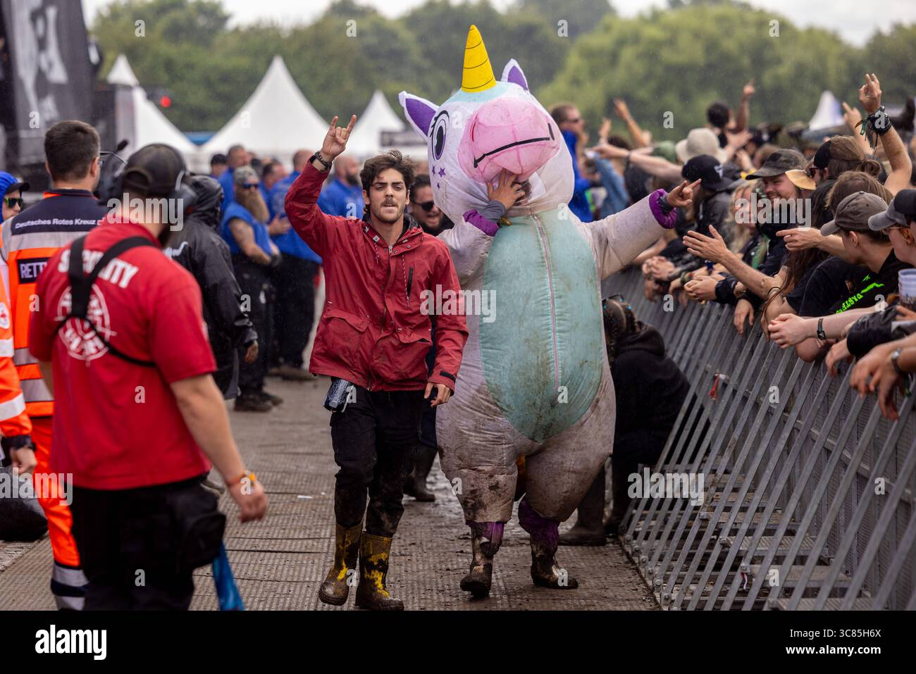 Letzter Tag des Wacken Open Air wenige Stunden Sonne für Fans die Regen durchhalten haben nur wenige Stunden Sonne war den Fans aus aller Welt am letzten Tag des Wacken Open Air 2025 vergönnt. Dann setze wieder der Regen ein und sollte die gesamte Nacht bleiben. Die Abreise war dadurch noch beschwerlicher. All dies störte die Fans auf dem Platz wenig. Wacken Wacken Open Air Schleswig-Holstein Deutschland  5DL0526 *** letzter Tag des Wacken Open Air wenige Sonnenstunden für Fans, die den Regen überstanden haben, wurden den Fans aus aller Welt am letzten Tag des Wack nur wenige Sonnenstunden gewährt Stockfoto