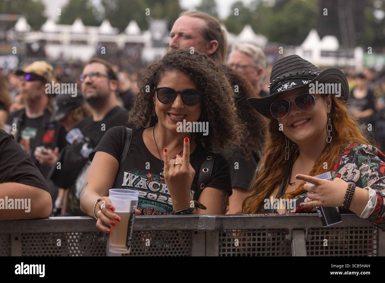Letzter Tag des Wacken Open Air wenige Stunden Sonne für Fans die Regen durchhalten haben nur wenige Stunden Sonne war den Fans aus aller Welt am letzten Tag des Wacken Open Air 2025 vergönnt. Dann setze wieder der Regen ein und sollte die gesamte Nacht bleiben. Die Abreise war dadurch noch beschwerlicher. All dies störte die Fans auf dem Platz wenig. Wacken Wacken Open Air Schleswig-Holstein Deutschland  5DL0704 *** letzter Tag des Wacken Open Air wenige Sonnenstunden für Fans, die den Regen überstanden haben, wurden den Fans aus aller Welt am letzten Tag des Wack nur wenige Sonnenstunden gewährt Stockfoto