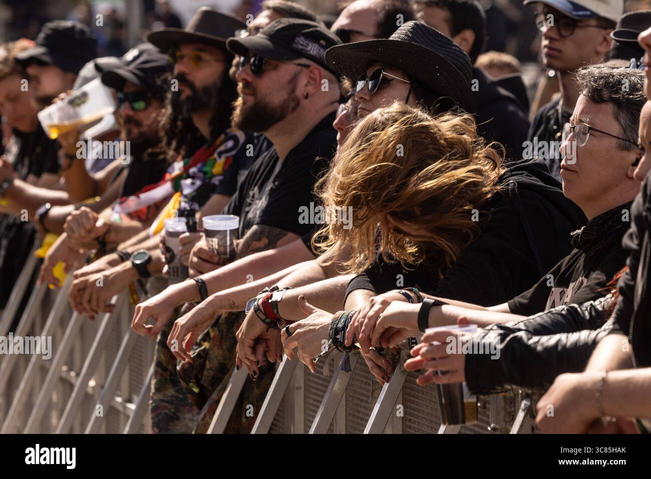 Letzter Tag des Wacken Open Air wenige Stunden Sonne für Fans die Regen durchhalten haben nur wenige Stunden Sonne war den Fans aus aller Welt am letzten Tag des Wacken Open Air 2025 vergönnt. Dann setze wieder der Regen ein und sollte die gesamte Nacht bleiben. Die Abreise war dadurch noch beschwerlicher. All dies störte die Fans auf dem Platz wenig. Wacken Wacken Open Air Schleswig-Holstein Deutschland  5DL0795 *** letzter Tag des Wacken Open Air wenige Sonnenstunden für Fans, die den Regen überstanden haben, wurden den Fans aus aller Welt am letzten Tag des Wack nur wenige Sonnenstunden gewährt Stockfoto