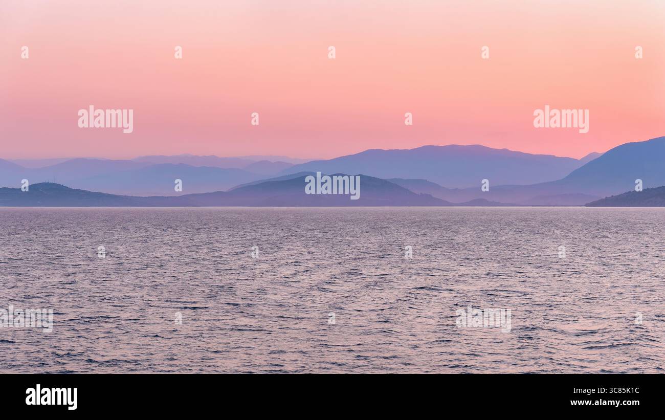Die Küste Albaniens von der Adria aus gesehen. Panoramablick am frühen Morgen auf einen wunderschönen Sonnenaufgang über die Berge am Meer. Stockfoto