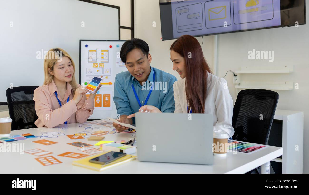 Webdesigner von ux, ui und mobilen Apps entwickeln ein Brainstorming, um ein visuelles Display zu entwerfen, das den Kunden mit Farbtönen und latex vertraut ist Stockfoto