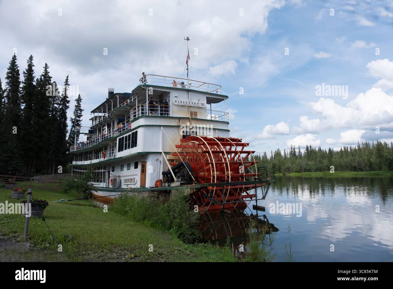 Discovery 111 mit dem Sternradboot, das am Ufer des Chena und des Tanana River vor Anker lag, hat Touristen zu den Indianerdörfern Alaskas, Fairbanks, Alaska USA, gebracht Stockfoto