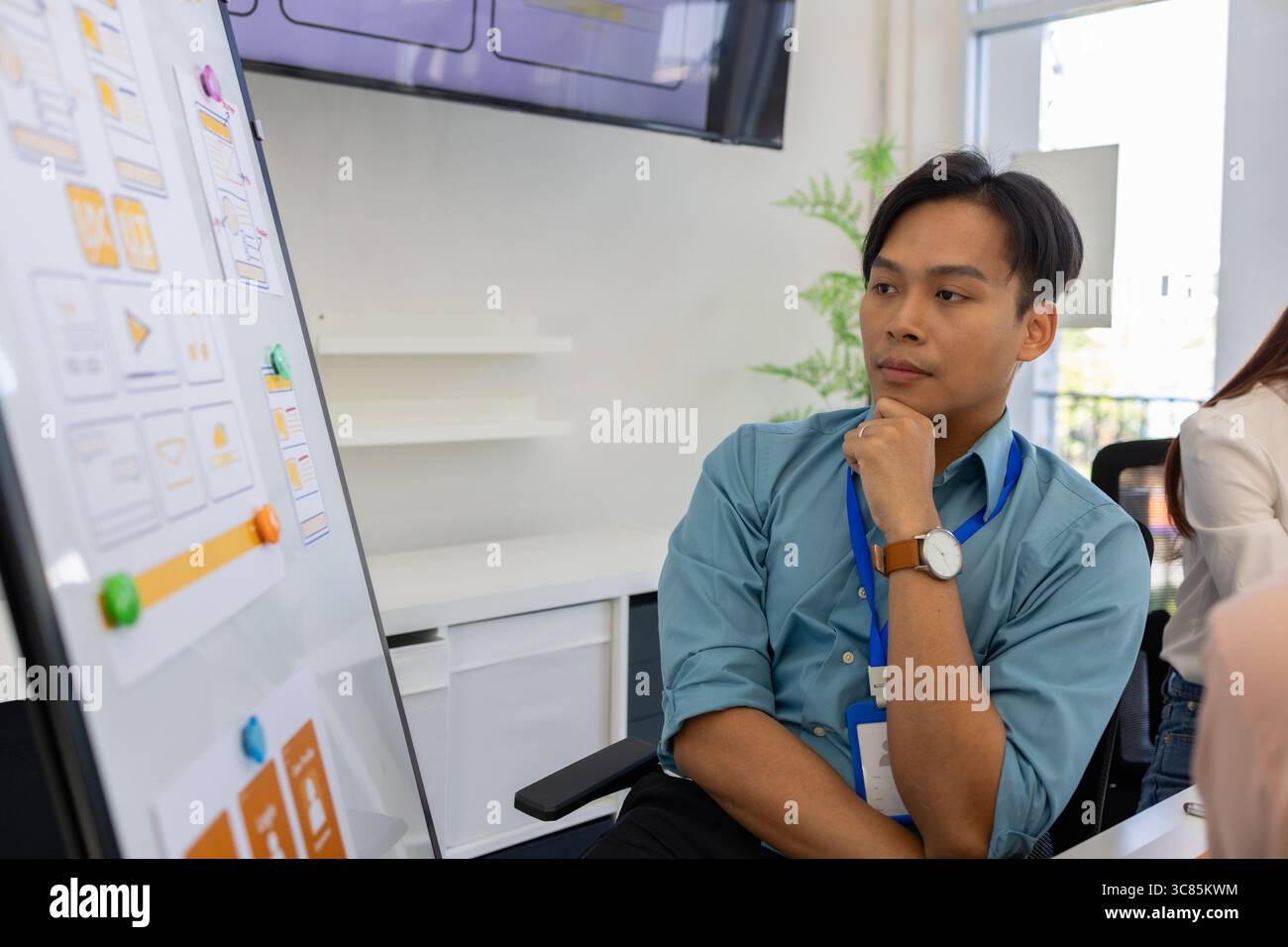 ux, ui, Arbeitsumgebung im Büro der Abteilung für Web- und mobile Anwendungsdesigner, Benutzeroberfläche, Benutzererfahrung, Grafik, Smartphone, Stockfoto