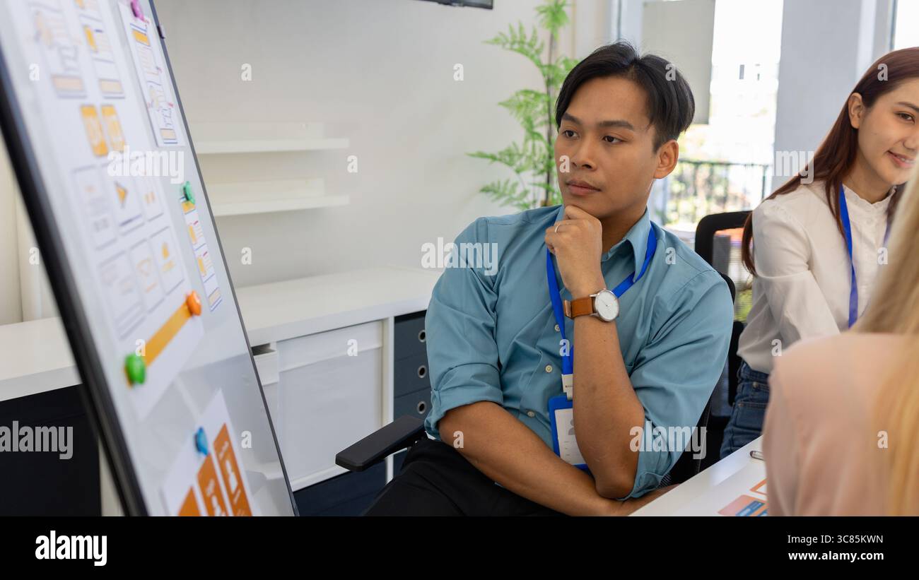 ux, ui, Arbeitsumgebung im Büro der Abteilung für Web- und mobile Anwendungsdesigner, Benutzeroberfläche, Benutzererfahrung, Grafik, Smartphone, Stockfoto