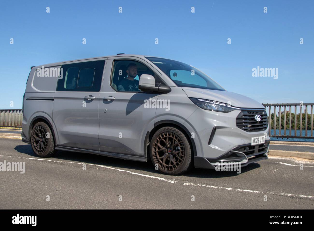 2025 Grey Ford Transit Custom 320Lmtd Eblue A TDCi 170 Ecoblue DCIV Auto L1H1 SWB Start/Stopp LCV Crew Van Diesel 1996 ccm; Fahrt auf der Küstenpromenade von Southport, Großbritannien Stockfoto
