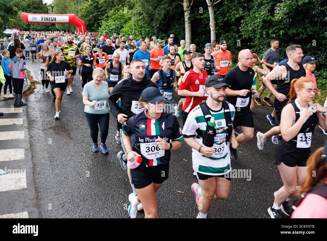 Belfast, Großbritannien. August 2025. 08/2025 Belfast 3000 Menschen haben heute am Feile 5k & 10k Run in West Belfast teilgenommen. Die Rains hielten an einem warmen, schwülen Morgen für die Runners ab. Quelle: Bonzo/Alamy Live News Stockfoto