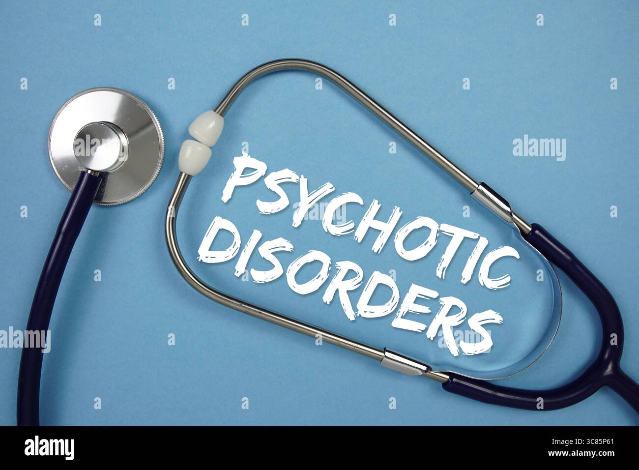 Psychotische Störungstext mit Stethoskop auf blauem Hintergrund Stockfoto