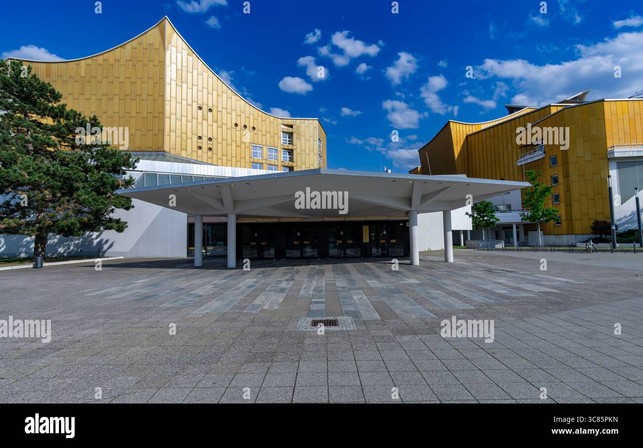 Seiteneingang der Berliner Philharmonie unter einem hellen Sommerhimmel in Deutschland. Stockfoto