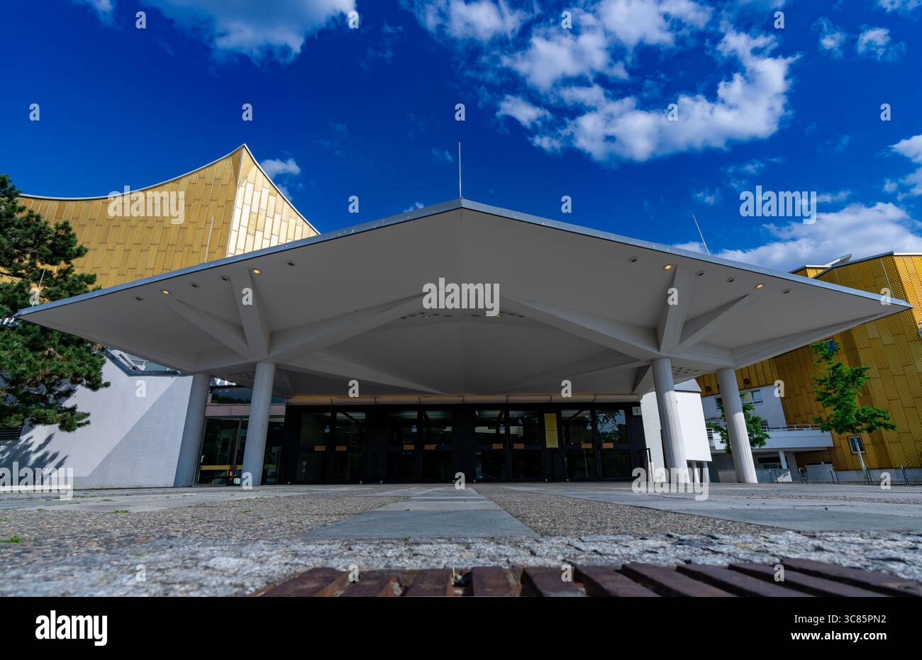 Seiteneingang der Berliner Philharmonie unter einem hellen Sommerhimmel in Deutschland. Stockfoto