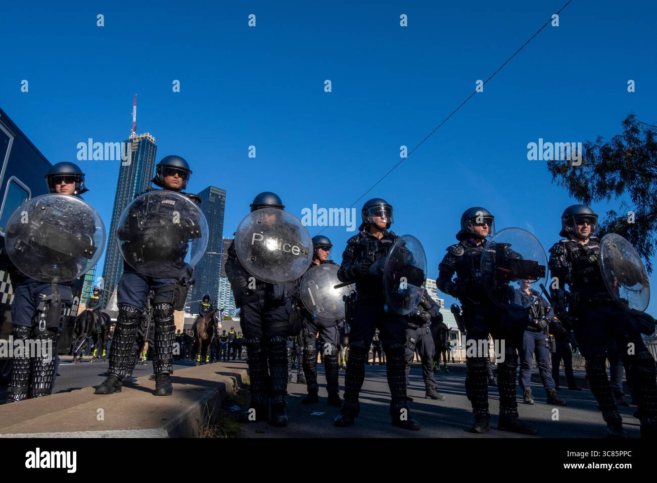 Polizeibeamte blockieren die King Street Bridge während einer pro-palästinensischen Demonstration in Melbourne, Victoria, Australien Stockfoto