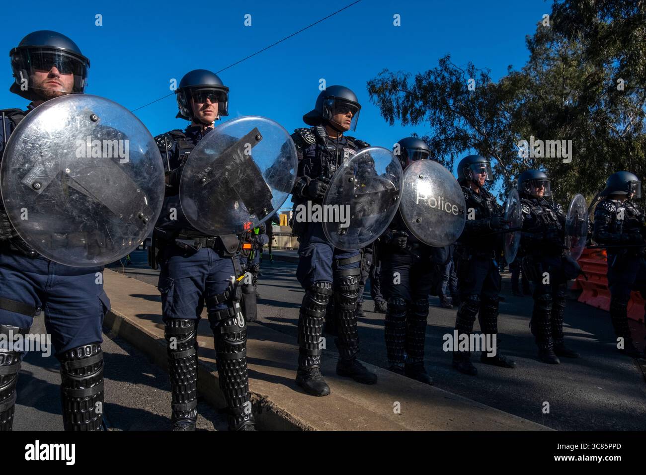 Polizeibeamte blockieren die King Street Bridge während einer pro-palästinensischen Demonstration in Melbourne, Victoria, Australien Stockfoto