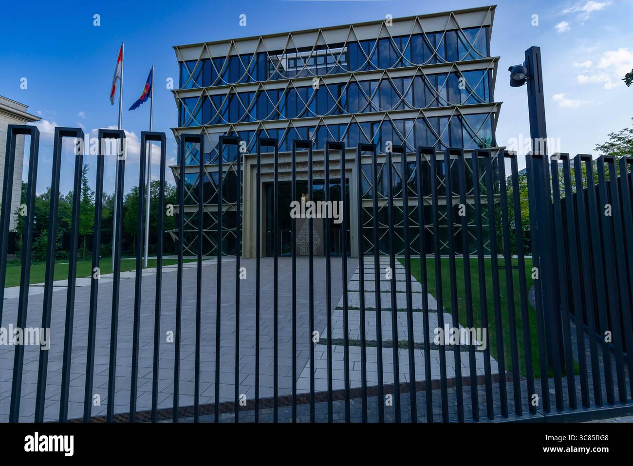Botschaft Indonesiens (indonesische Botschaft) in Berlin – Moderne Architektur und Sicherheitstor. Indonesische Botschaft, Botschaft Indonesien. Stockfoto