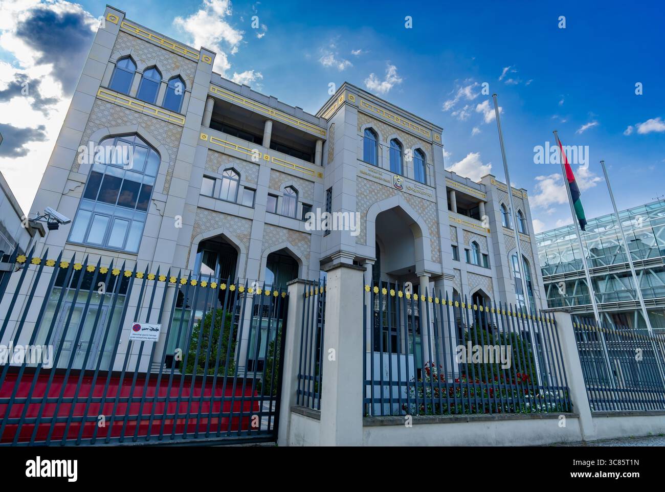 Botschaft der Vereinigten Arabischen Emirate (Vereinigte Arabische Emirate) in Berlin, Deutschland – Vorderansicht mit Flagge der Vereinigten Arabischen Emirate. Stockfoto