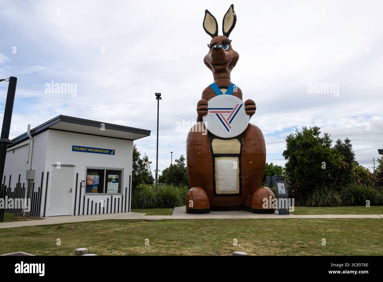 Traveston, Queensland, Australien – Juni 2025: Die 13 Meter hohe Matilda-Känguru-Statue steht im Traveston Service Centre am Bruce Highway Stockfoto