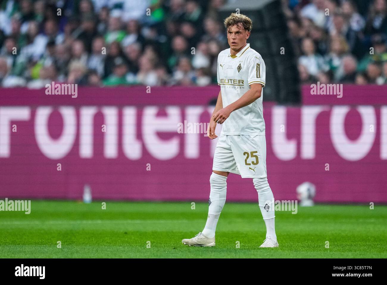 MÖNCHENGLADBACH, DEUTSCHLAND - 2. AUGUST: Robin Hack von Borussia Mönchengladbach blickt auf das Freundschaftsspiel zwischen Borussia Mönchengladbach und Valencia CF am 2. August 2025 im Borussia Park Stadium in Mönchengladbach, Deutschland. Das Freundschaftsspiel ist das Herzstück der Feierlichkeiten zum 125. Geburtstag Borussias. (Foto: Rene Nijhuis) Credit: René Nijhuis/Alamy Live News Stockfoto