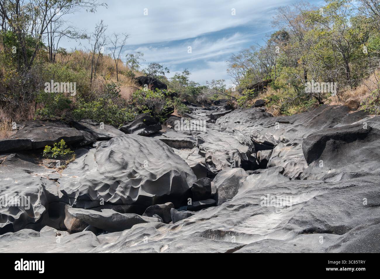 Blick auf die typischen Felsformationen des Vale da Lua, eine einzigartige Landschaft in Alto Paraíso de Goiás, Brasilien. Dieses Gebiet ist bekannt für seine mondähnlichen Felsen A Stockfoto