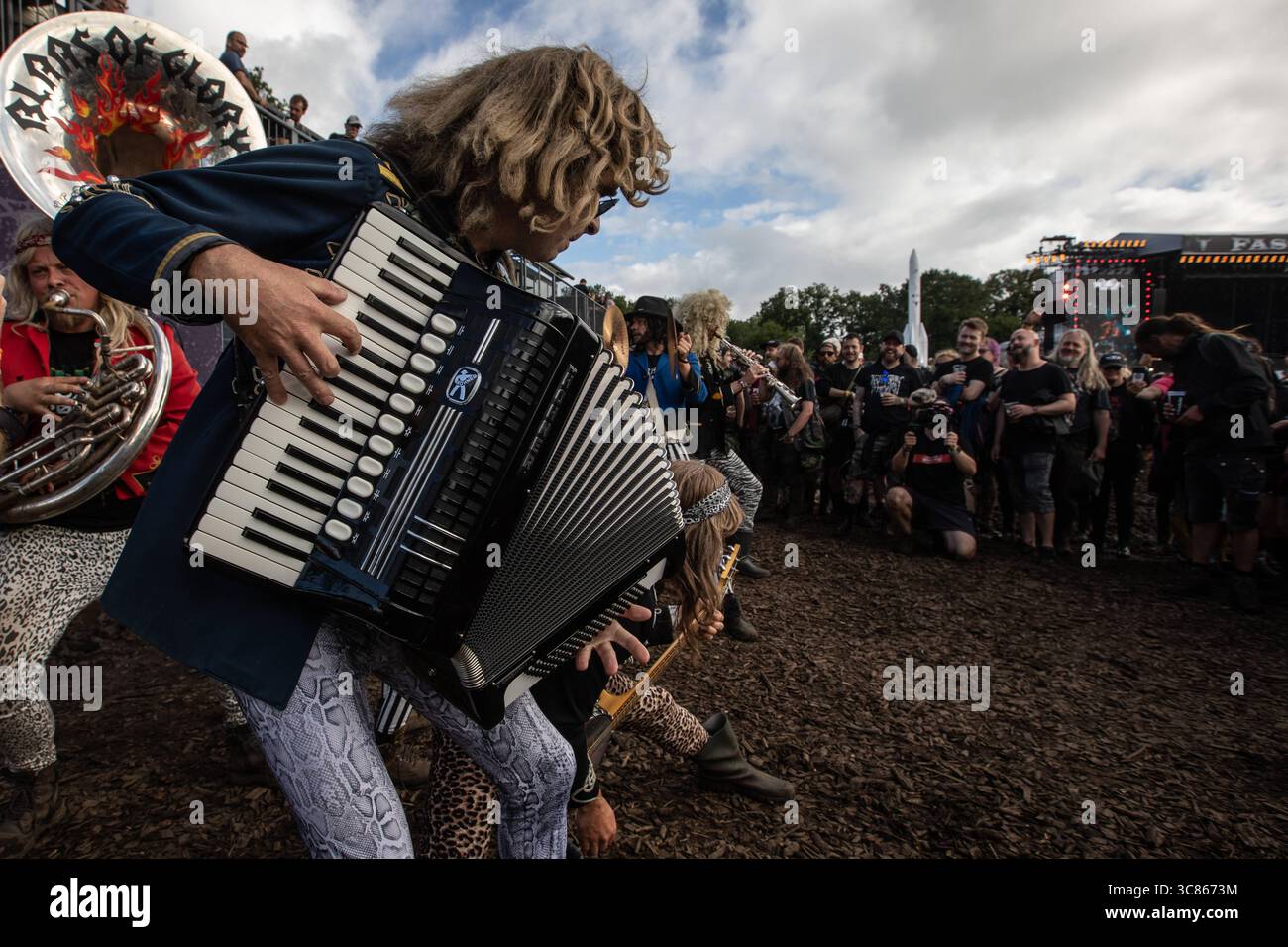 Letzter Tag des Wacken Open Air wenige Stunden Sonne für Fans die Regen durchhalten haben nur wenige Stunden Sonne war den Fans aus aller Welt am letzten Tag des Wacken Open Air 2025 vergönnt. Dann setze wieder der Regen ein und sollte die gesamte Nacht bleiben. Die Abreise war dadurch noch beschwerlicher. All dies störte die Fans auf dem Platz wenig. Blaas of Glory sorgte für Unterhaltung Wacken Wacken Open Air Schleswig-Holstein Deutschland IVDJ9501 *** letzter Tag des Wacken Open Air wenige Stunden Sonnenschein für Fans, die den Regen ertragen mussten, wurden dem Fan nur wenige Stunden Sonnenschein gewährt Stockfoto