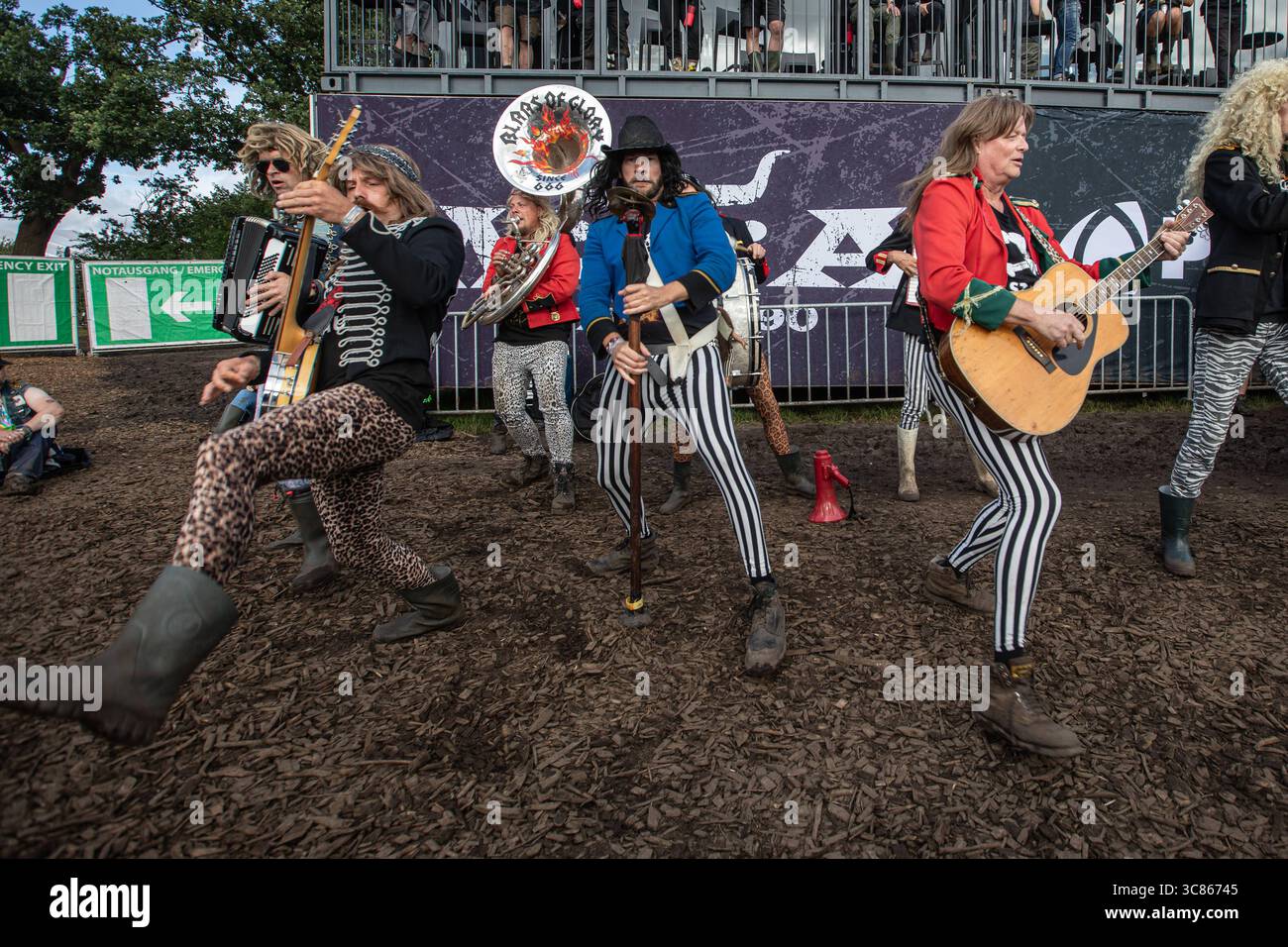 Letzter Tag des Wacken Open Air wenige Stunden Sonne für Fans die Regen durchhalten haben nur wenige Stunden Sonne war den Fans aus aller Welt am letzten Tag des Wacken Open Air 2025 vergönnt. Dann setze wieder der Regen ein und sollte die gesamte Nacht bleiben. Die Abreise war dadurch noch beschwerlicher. All dies störte die Fans auf dem Platz wenig. Blaas of Glory sorgte für Unterhaltung Wacken Wacken Open Air Schleswig-Holstein Deutschland IVDJ9512 *** letzter Tag des Wacken Open Air wenige Sonnenstunden für Fans, die den Regen ertragen, wurden den Fans von allen nur wenige Sonnenstunden gewährt Stockfoto
