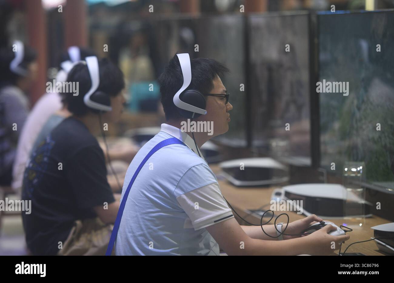 SHANGHAI, CHINA – 3. AUGUST 2025 – Besucher haben das neue mobile Spiel am PlayStation-Stand auf der ChinaJoy 2020, Shanghai, China, am 3. August 2025 erlebt. Stockfoto
