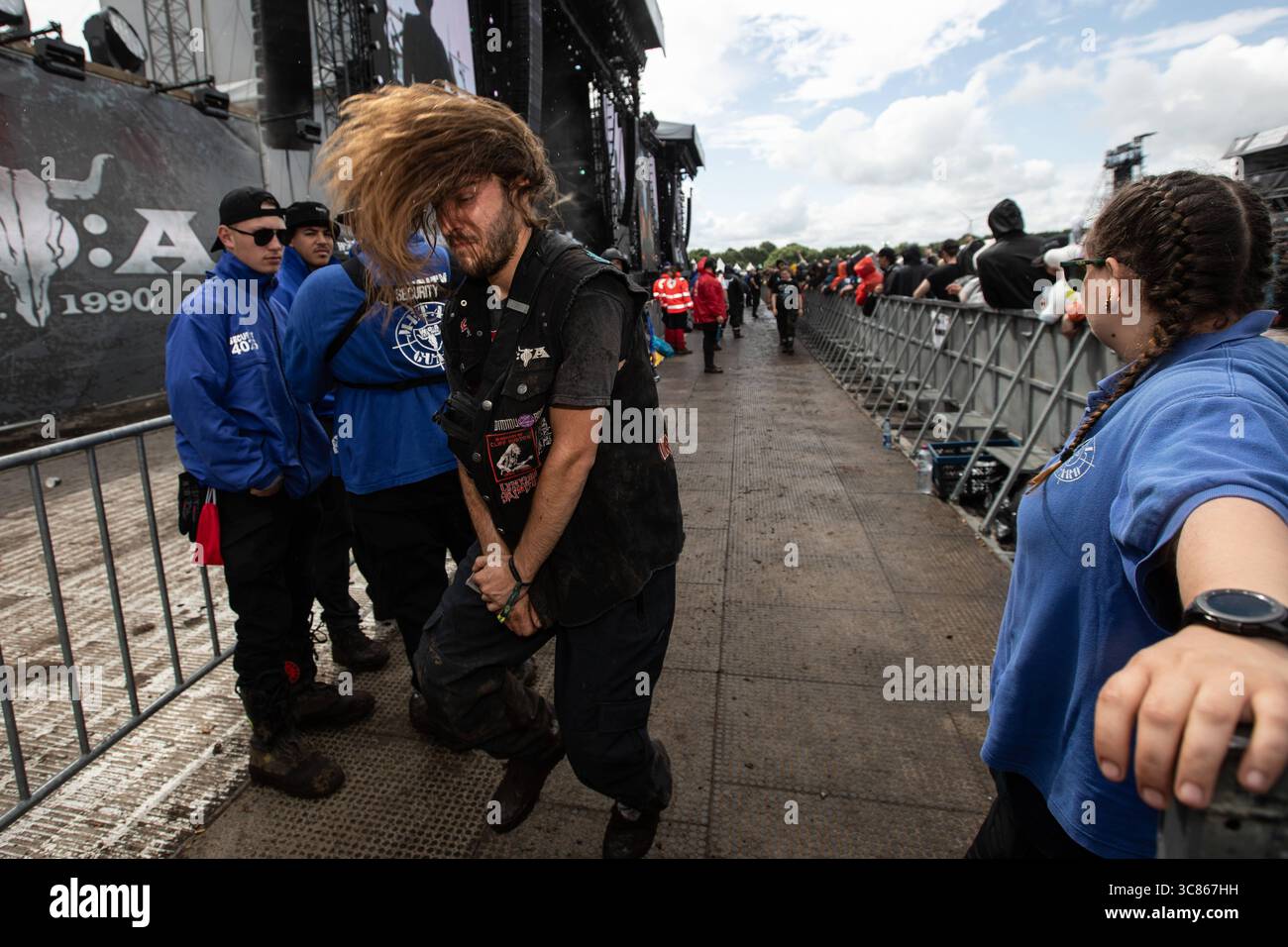 Letzter Tag des Wacken Open Air wenige Stunden Sonne für Fans die Regen durchhalten haben nur wenige Stunden Sonne war den Fans aus aller Welt am letzten Tag des Wacken Open Air 2025 vergönnt. Dann setze wieder der Regen ein und sollte die gesamte Nacht bleiben. Die Abreise war dadurch noch beschwerlicher. All dies störte die Fans auf dem Platz wenig. Wacken Wacken Open Air Schleswig-Holstein Deutschland IVDJ9420 *** letzter Tag des Wacken Open Air wenige Sonnenstunden für Fans, die den Regen ertragen haben, wurden den Fans aus aller Welt am letzten Tag nur wenige Sonnenstunden gewährt Stockfoto