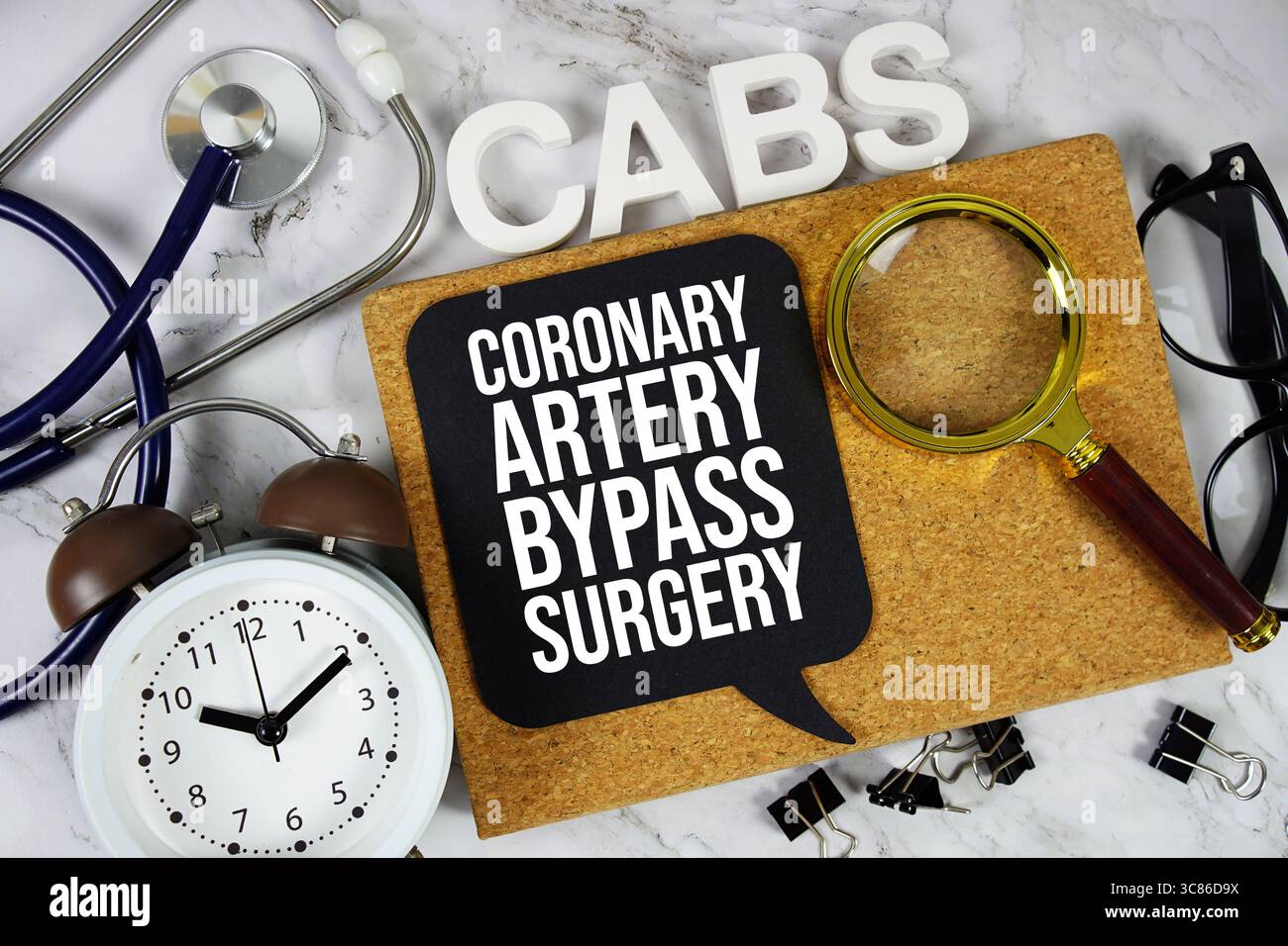 CABS - Koronararterie Bypass Chirurgie Akronym mit Stethoskop, Wecker und Lupe, medizinische und Healthcare Konzept Hintergrund Stockfoto