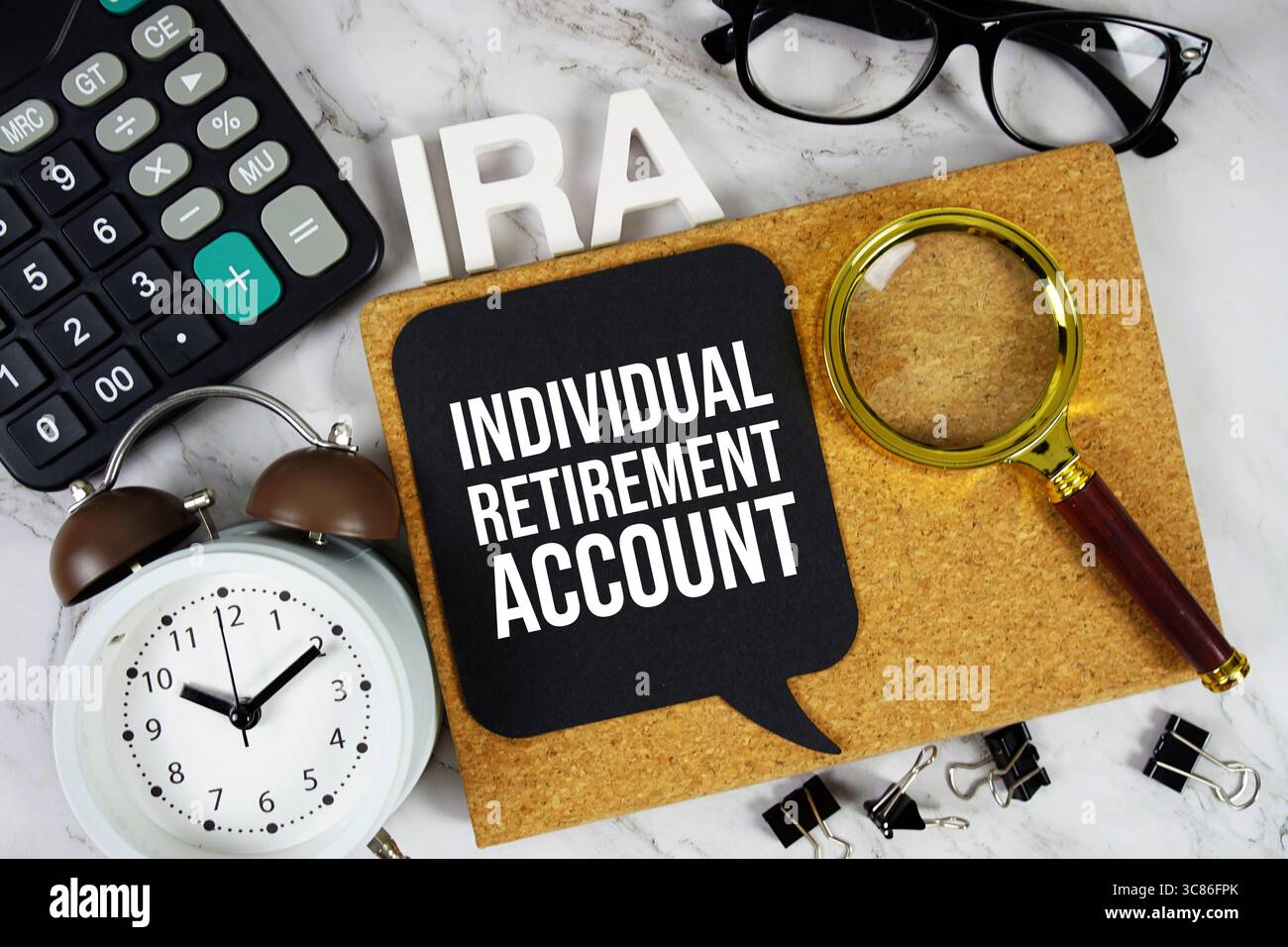 IRA – Akronym des individuellen Pensionskontos mit Rechner, Wecker und Lupe, Hintergrund des Geschäftskonzepts Stockfoto IRA – Akronym des individuellen Pensionskontos mit Rechner, Wecker und Lupe, Hintergrund des Geschäftskonzepts Stockfoto