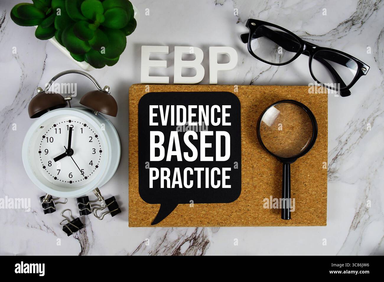 EBP - evidenzbasierte Praxis Akronym mit Wecker und Lupe, Hintergrund für Geschäftskonzept Stockfoto