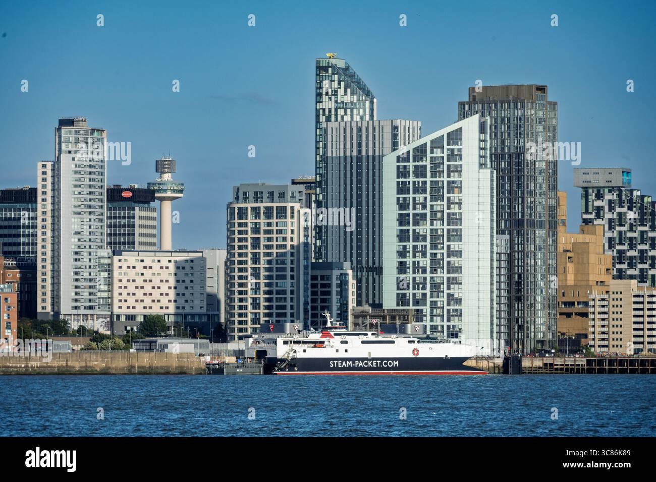 Die moderne Skyline von Liverpool mit dem Isle of man-Katamaran Manannan. Stockfoto