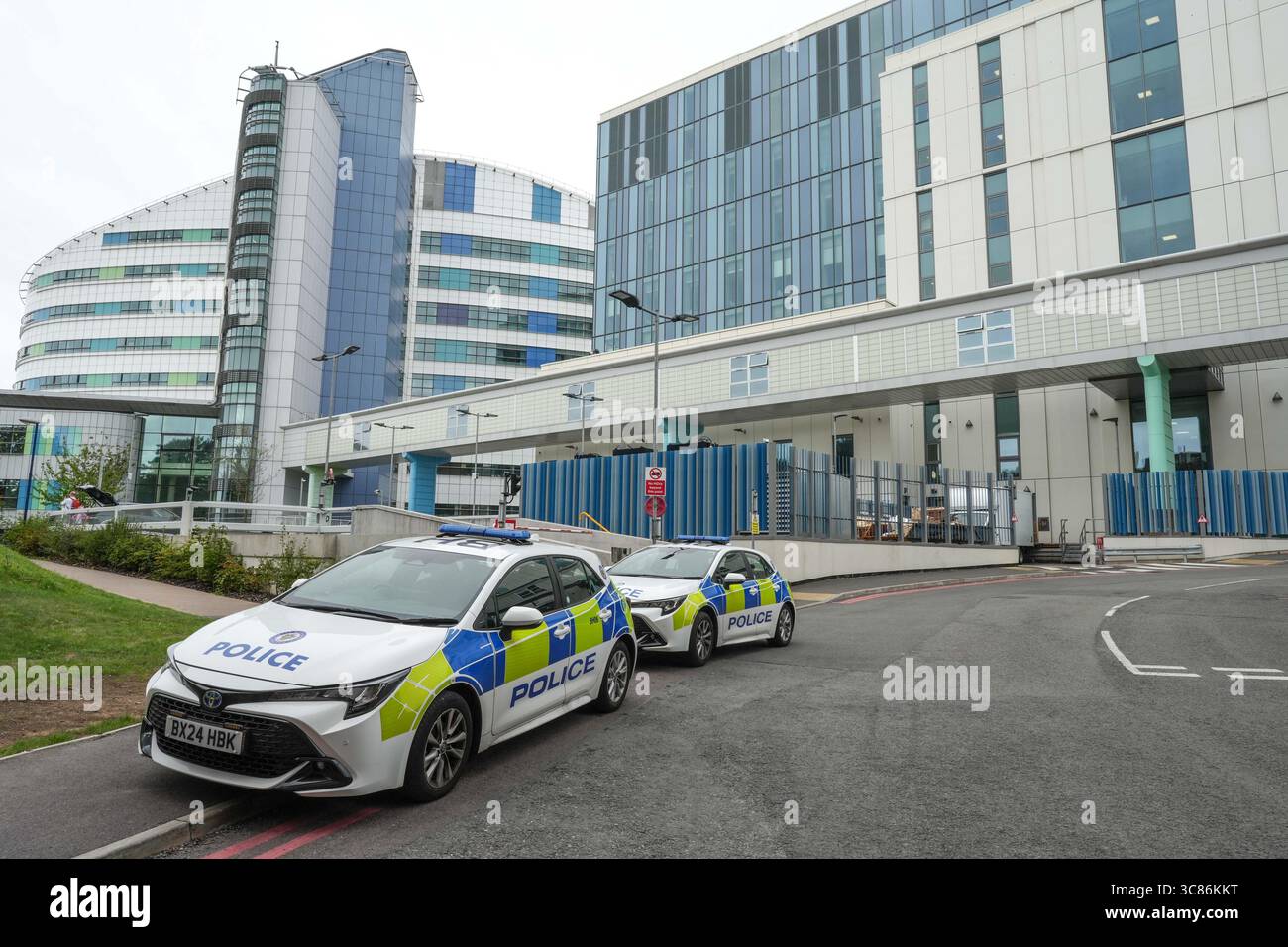 QE Hospital, Birmingham, 3. August 2025: Im Queen Elizabeth Hospital Birmingham fand eine große Fahndung statt, nachdem ein Verdächtiger aus Polizeigewahrsam entkommen war. Bei der Suche waren Dutzende von Polizisten und Polizeifahrzeugen, ein Hubschrauber, Drohneneinheit und Polizeihunde beteiligt. Der Verdächtige floh in der Nähe von Unfall und Notfall und löste am Sonntag, den 3. August, eine große Polizeipräsenz auf dem gesamten Krankenhausgelände des Queen Elizabeth Hospital Birmingham in Selly Oak aus. Quelle: British News und Media/Alamy Live News Stockfoto