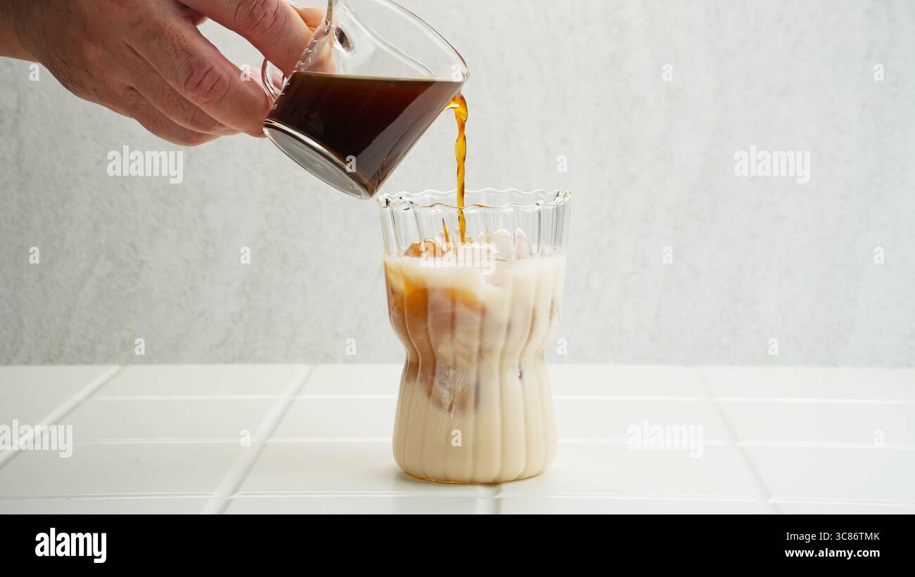 Eiskaffee Latte auf weißem Hintergrund Stockfoto